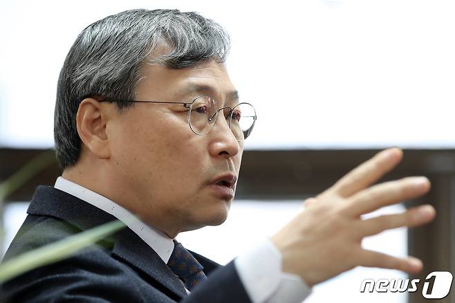 정근식 진실·화해를위한과거사정리위원회 위원장이 6일 서울 중구 진실·화해위원회 사무실에서 뉴스1과 인터뷰를 하고 있다. 인터뷰는 방역수칙을 준수하며 진행됐다. 2021.1.6/뉴스1 © News1 오대일 기자