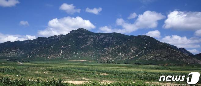 황해남도 신원군에 있는 장수산 전경. 오른쪽 능선 위로 장수산성 성곽이 보인다. (미디어한국학 제공) 2021.01.23.© 뉴스1