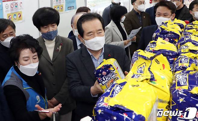 정세균 국무총리가 23일 서울 영등포구 구청 별관 영원마켓에서 물품들을 둘러보고 있다. 영원마켓은 코로나19로 생계가 어려운 구민이 기부된 생필품을 무료로 가져갈 수 있는 마켓이다. 2021.1.23/뉴스1 © News1 김명섭 기자