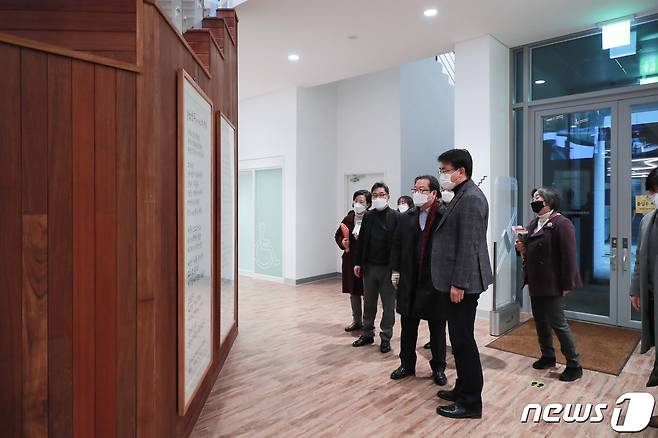 이석영뉴미디어도서관을 둘러보는 조광한 남양주시장과 오승록 노원구청장 © 뉴스1