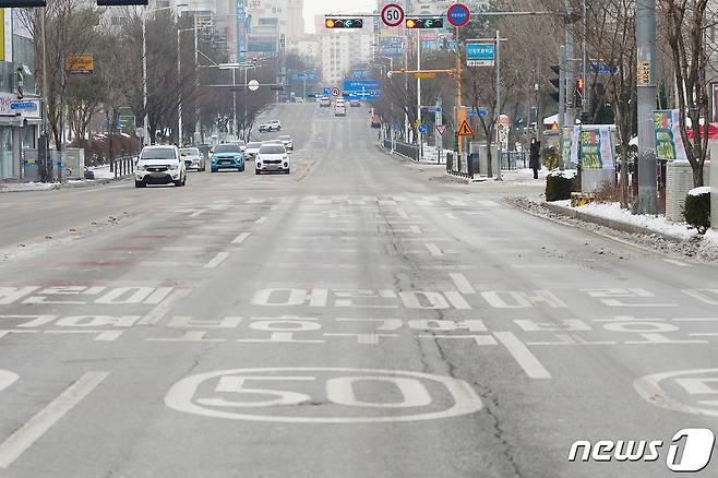 지난 11일 오전 광주 광산구 신가동 선창초등학교 인근 교차로 노면에 어린이보호구역이 표시돼 있다. 지난 5일 해당 교차로에서 이륜차를 추격하던 광주 광산경찰서 소속 A경위가 순찰차를 몰다가 횡단보도를 건너는 초등학교 5학년생을 들이받았다.2021.1.11/뉴스1 © News1 정다움 기자