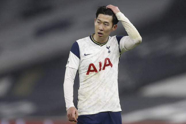 지난 14일(한국시간) 풀럼전에서 손흥민이 머리를 쓸어넘기고 있다. 런던 | EPA연합뉴스