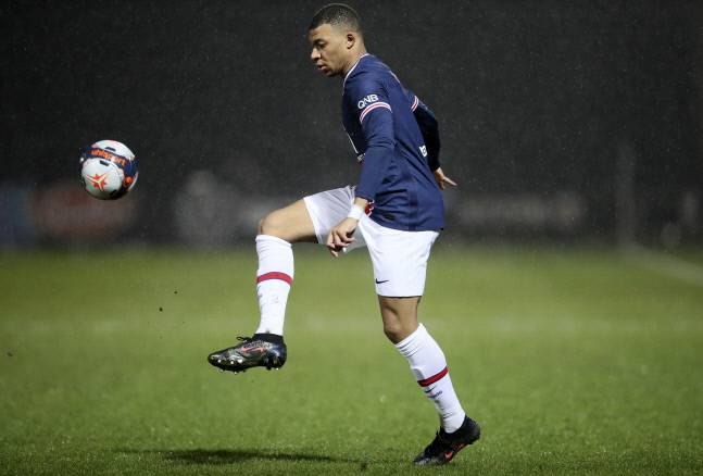 17일(한국시간) 앙제전에서 킬리안 음바페가 패스를 받고 있다. 앙제 | AP연합뉴스