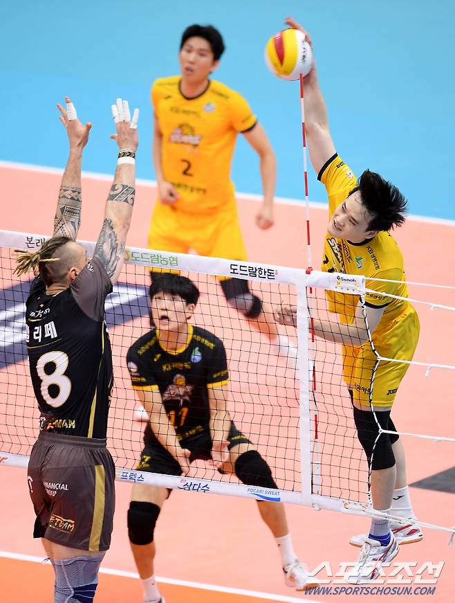 프로배구 남자부 KB손해보험과 OK금융그룹의 경기가 19일 의정부체육관에서 열렸다. KB손해보험 김정호가 OK금융그룹 펠리페의 블로킹 사이로 공격을 시도하고 있다. 의정부=허상욱 기자 wook@sportschosun.com/2021.01.19/