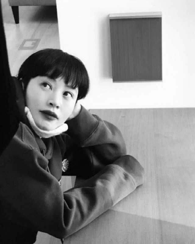 Kim Hye-soo posted a picture of his current situation on his Instagram on the 23rd.In the picture, Kim Hye-soo is in the daily life of Kim Hye-soo. Kim Hye-soo is concentrating on something.Even though it is black and white, beautiful beautiful looks such as Kim Hye-soos shining features have come more clearly.At this time, Kim Hye-soo added, Im not looking at it. Im listening to the picture description.Meanwhile Kim Hye-soo has confirmed her appearance in the new original series Juvenile Justice, which Netflix will showcase.