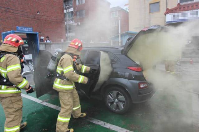 23일 오후 4시 11분께 대구시 달서구 한 택시회사 앞 전기차 급속충전소에서 발생한 현대차 코나 전기차 화재 사고. 해당 차량은 3시간 넘는 잔불 정리 끝에 현재 견인된 상태다. (사진=대구 달서소방서 제공)