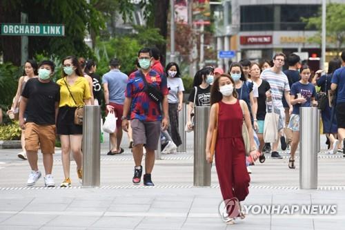 싱가포르 도심에서 마스크를 쓰고 길을 건너는 사람들 2020.4.5 
[AFP=연합뉴스][이미지출처 = 연합뉴스]