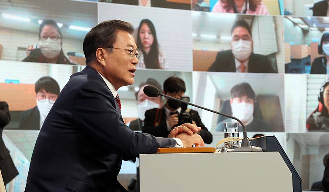문재인 대통령이 18일 오전 청와대 춘추관에서 온·오프 혼합 방식으로 열린 '2021 신년 기자회견'에 참석해 취재진의 질문에 답변하고 있다./뉴시스