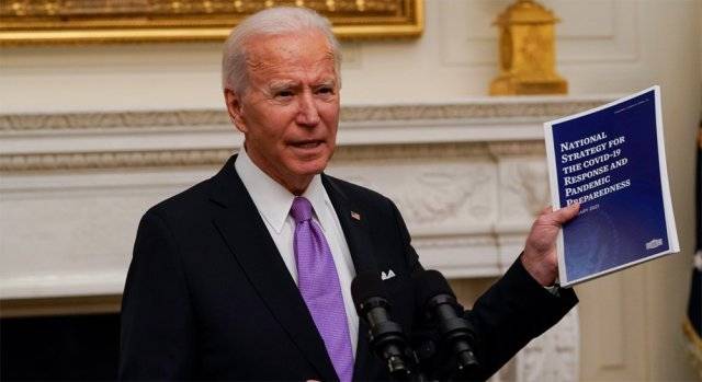 조 바이든 미국 대통령이 21일(현지 시간) 백악관에서 입국방역 강화, 대중교통에서의 마스크 착용 의무화 등을 골자로 한 코로나19 대응 행정명령에 서명하기 전 이 내용이 담긴 소책자를 왼손으로 들고 설명하고 있다. 워싱턴=AP 뉴시스