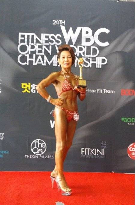 임종소 씨가 지난달 4일 경기 과천에서 열린 제24회 WBC 피트니스 오픈 월드 챔피언십 피규어 38세 이상부에서 2위를 한 뒤 트로프를 들고 포즈를 취했다. 임종소 씨 제공.
