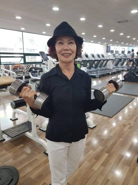 임종소 씨가 개인레슨을 받고 있는 경기 용인의 헬스클럽에서 덤벨을 들어보이며 활짝 웃고 있다. 75세인 임 씨는 “근육운동으로 10년는 넘게 젊게 살고 있다”고 말한다. 용인=양종구 기자.