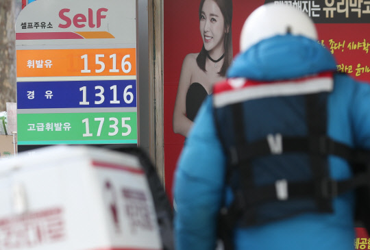 휘발유 가격 8주 연속 상승



전국 주유소 휘발유 가격이 8주 연속으로 상승했다. 지난 16일 한국석유공사 유가정보서비스 오피넷에 따르면 1월 둘째 주(1.11∼14) 전국 주유소 휘발유 평균 가격은 지난주보다 9.1원 오른 ℓ당 1천439.3원으로 집계됐다. 사진은 17일 오후 서울 시내 주유소 모습. 연합