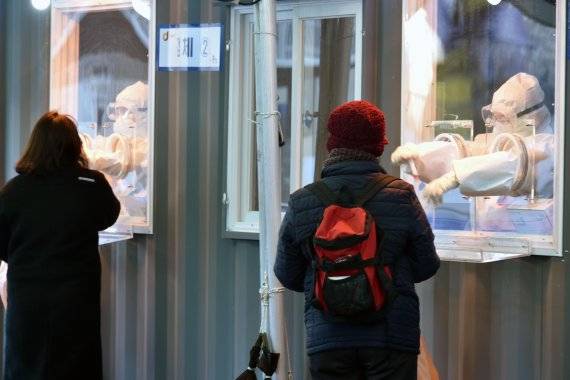 17일 오전 서울역 광장에 마련된 코로나19 임시선별진료소에서 시민들이 검사를 받고 있다. 사진=서동일 기자