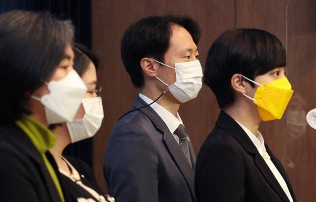 이탄희 더불어민주당 의원(가운데)이 22일 오전 국회 소통관에서 강민정(열린민주당), 류호정(정의당), 용혜인(기본소득당) 의원과 함께 '사법농단 법관탄핵'을 제안하는 기자회견을 하고 있다. 오대근 기자