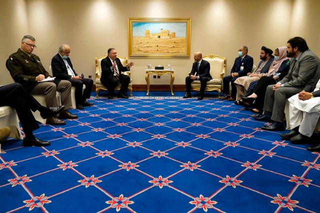 지난해 11월 마이크 폼페이오(왼쪽 세 번째) 당시 미국 국무장관과 사예드 사다트 나데리(왼쪽 네 번째) 아프가니스탄 평화대표와 카타르 도하에서 만나 대화하고 있다. 도하=AP 연합뉴스 자료사진