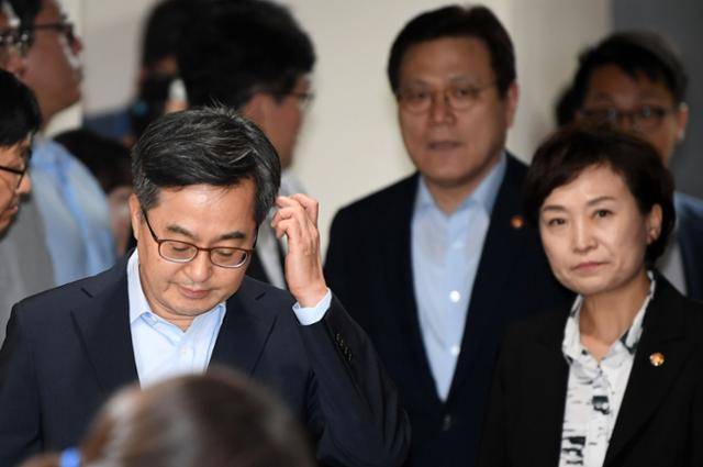 2018년 9월 13일 오후 서울 세종로 정부서울청사에서 김동연(왼쪽) 경제부총리 겸 기획재정부 장관이 머리를 만지며 부동산 대책 관련 정부 입장을 밝히기 위해 브리핑룸에 들어서고 있다. 홍인기 기자