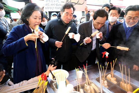 23일 오전 서울 중구 남대문시장에서 더불어민주당 이낙연 대표와 서울시장 보궐선거 경선에 나서는 우상호 의원, 박영선 전 중소벤처기업부 장관이 어묵을 먹고 있다. 뉴스1