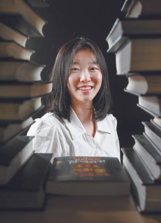 첫 소설 『달러구트 꿈 백화점』으로 일약 베스트셀러 작가가 된 이미예씨. 근래 한국 문단에서 가장 떠들썩한 작가 데뷔다. 김현동 기자