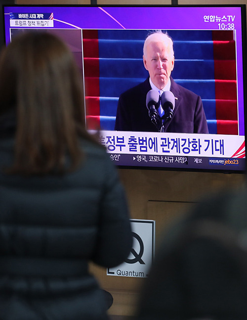 ▲ 1월21일 서울역에서 시민들이 조 바이든 미국 대통령 취임 관련 뉴스를 보고 있다. ⓒ 연합뉴스