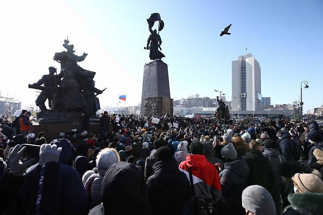 러시아 블라디보스톡에서 23일(현지시간) 푸틴의 정치적 라이벌로 성장한 알렉세이 나발니를 지지하는 대규모 시위가 벌어지고 있다.[로이터]