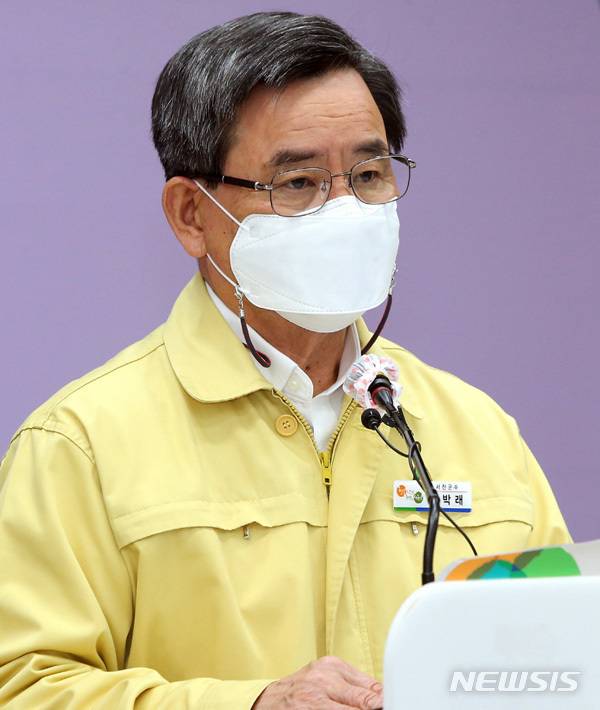 [서천=뉴시스] 노박래 서천군수가 코로나19 확진자 발생 내용을 설명하고 있다.