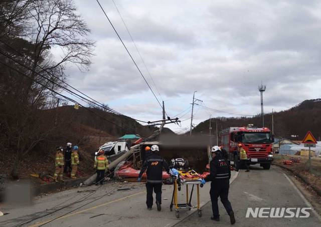 [원주=뉴시스]김동현 기자 = 23일 오후2시9분께 강원 원주시 부론면 손곡리 도로에서 5t 화물차가 전신주를 들이받고 전복된 모습이다. 2021.01.23. (사진=강원도소방본부 제공) photo@newsis.com