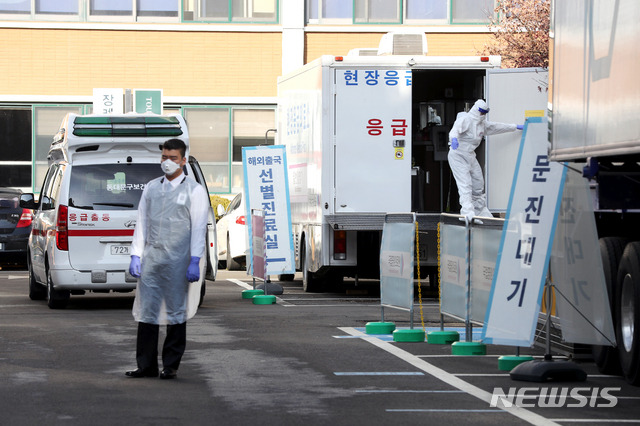 [서울=뉴시스]이윤청 기자 = 최근 일주일간 일평균 국내 발생 신규 확진자 수가 384.14명으로 집계된 23일 서울 중구 국립중앙의료원에 마련된 신종 코로나바이러스 감염증(코로나19) 선별 진료소에서 의료진들이 업무를 보고 있다. 2021.01.23. radiohead@newsis.com