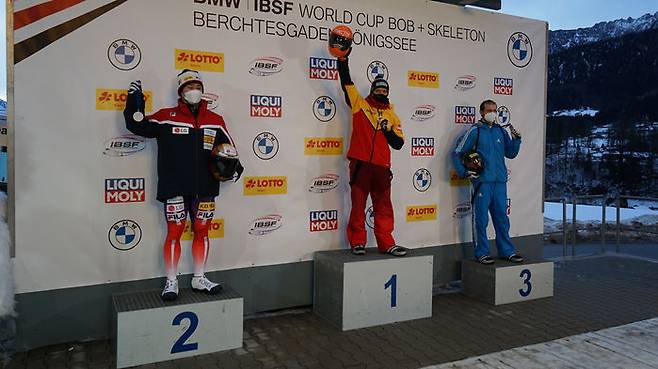 포디움 오른 윤성빈(왼쪽) (사진=대한봅슬레이스켈레톤경기연맹 제공, 연합뉴스)