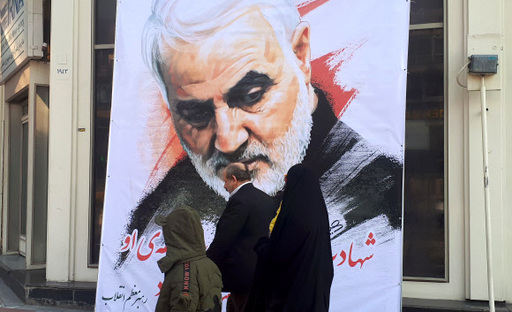2020년 1월 7일(현지시간) 오전 이란 테헤란 시내에 걸린 가셈 솔레이마니 이란 혁명수비대 쿠드스군 사령관의 추모 포스터 앞으로 시민들이 지나가고 있다. 연합뉴스