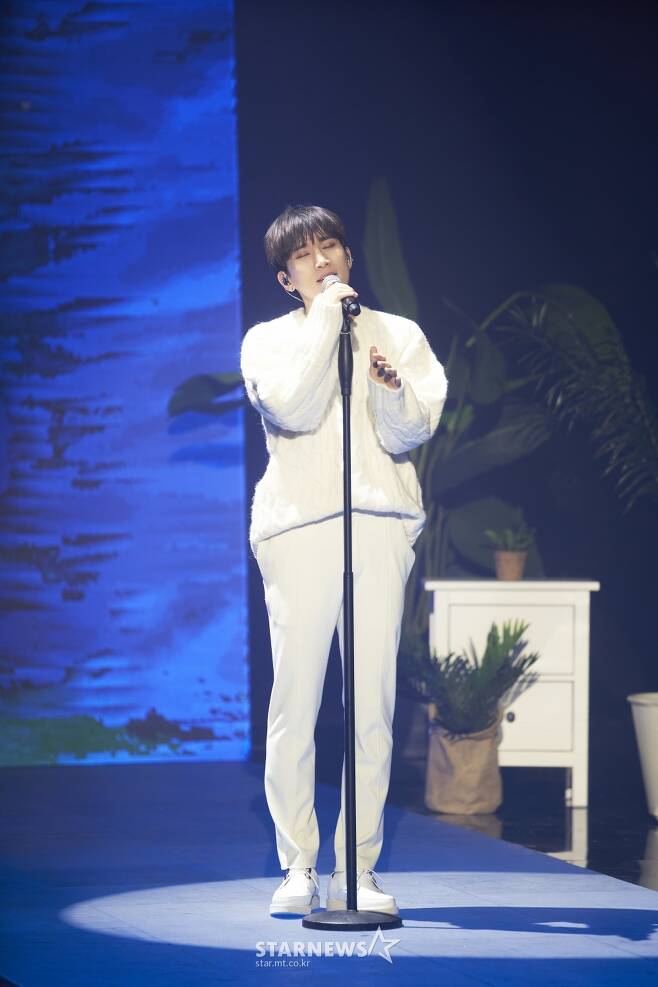 Group BtoB Possession Seo Eunkwang is showing off a spectacular stage at 2021 BTOB 4U ONLINE CONCERT INSIDE which was held on Online Live on the afternoon of the 23rd./ Photos