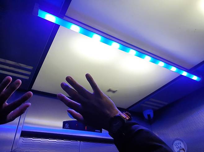 포항시청 승강기에 설치된 LED 살균등 [촬영 손대성]