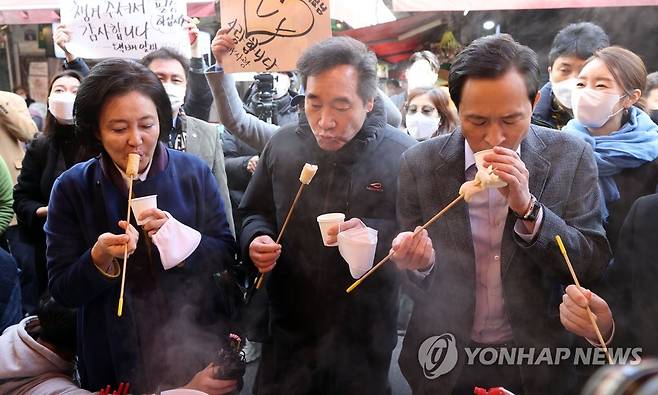 어묵 먹는 이낙연과 우상호-박영선 (서울=연합뉴스) 김인철 기자 = 더불어민주당 이낙연 대표가 23일 오전 서울 중구 남대문시장에서 서울시장 보궐선거 경선에 나서는 우상호 의원(오른쪽), 박영선 전 중소벤처기업부 장관(왼쪽)과 어묵을 먹고 있다. 2021.1.23 yatoya@yna.co.kr