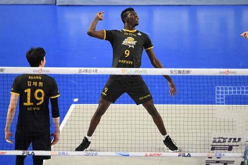 케이타, 통증 잊은 세리머니 (서울=연합뉴스) KB손해보험 외국인 공격수 케이타가 23일 천안 유관순체육관에서 열린 프로배구 남자부 현대캐피탈과의 방문 경기에서 득점한 뒤 기뻐하고 있다. [한국배구연맹 제공. 재판매 및 DB금지]