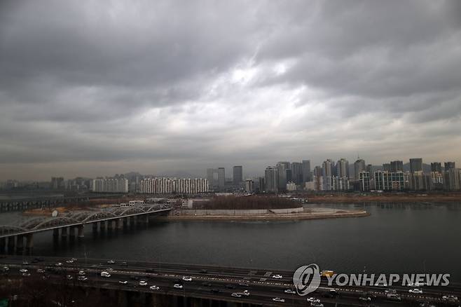 '하늘 흐리다 오전부터 차차 맑아져' [연합뉴스 자료사진]