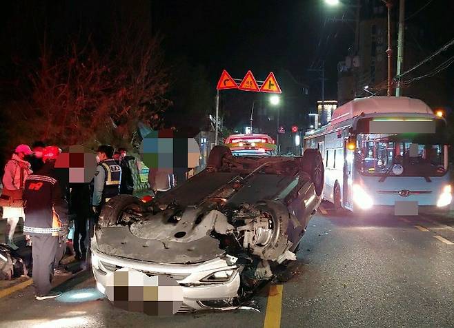 음주운전 중 전복된 개인택시 [부산경찰청 제공. 재판매 및 DB 금지]