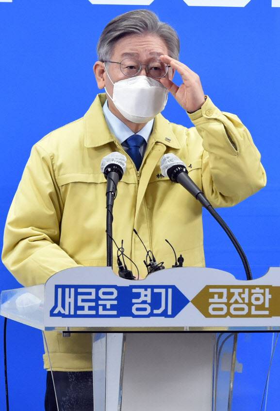 이재명 경기도지사가 지난 20일 오전 경기도 수원시 경기도청 브리핑룸에서 제2차 경기도 재난기본소득 지급 계획을 밝히고 있다 (사진=연합뉴스)