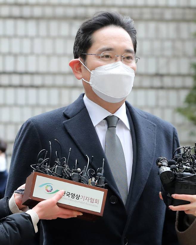 [이데일리 방인권 기자] 이재용 삼성전자 부회장이 18일 오후 서울 서초구 서울고등법원에서 열린 국정농단 사건 파기환송심 선고 공판에 출석하고 있다.