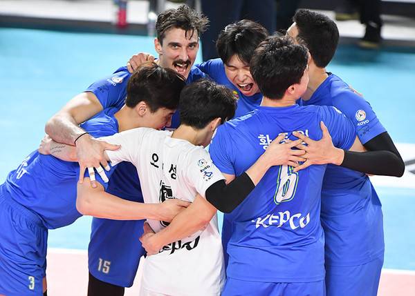 남자배구 한국전력이 4위 우리카드를 꺾고 '봄 배구' 희망을 이어갔다. [사진=KOVO 한국배구연맹 제공]