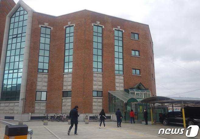 북구 소재 대영교회가  코로나 19 방침 지침에  따라 거리두기 하며 교인들을 입장시키고 있다.© 뉴스1