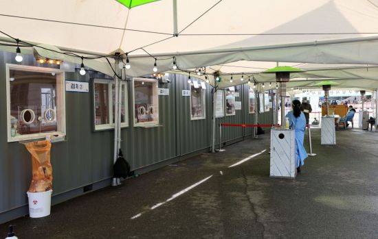 23일 오후 서울역 광장에 마련된 코로나19 임시 선별 진료소가 다소 한산한 모습을 보이고 있다. [이미지출처=연합뉴스]