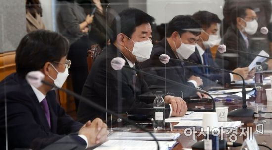 22일 오전 서울 명동 은행연합회관에서 열린 ‘K뉴딜 지원 방안’ 회의에서 김진표 국가경제자문회의 의장이 발언하고 있다. 이번 회의에선 5대 금융그룹 회장과 금융권 협회장들이 여당 인사들과 정부가 추진하는 한국판 뉴딜 사업과 관련된 사항을 논의했다./강진형 기자aymsdream@