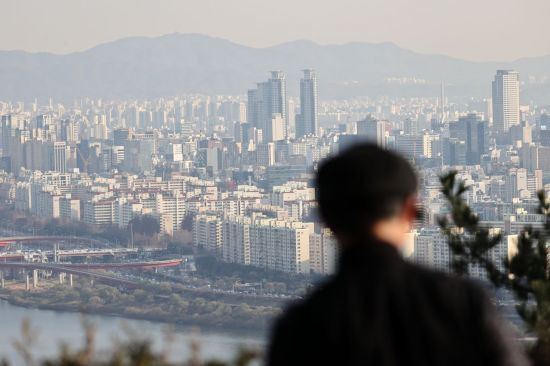 서울 매봉산에서 바라본 송파, 강남 일대 아파트의 모습 <사진=연합뉴스>