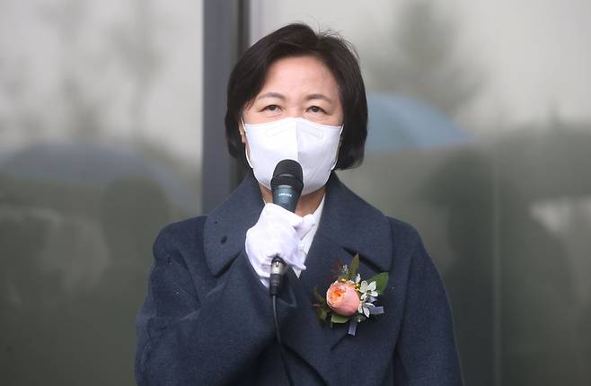 추미애 법무부 장관이 지난 21일 오후 정부과천청사에서 열린 고위공직자범죄수사처 현판 제막식에서 축사를 하고 있다. /연합뉴스