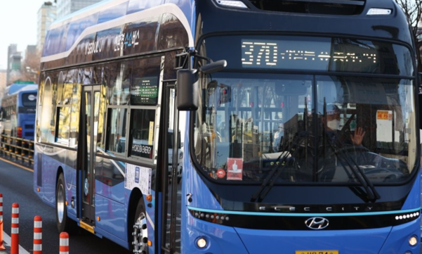 서울시 최초로 투입된 수소버스. 현재 서울시 수소버스는 대원여객의 370번 노선 등에 총 4대가 운행 중이다 /연합뉴스