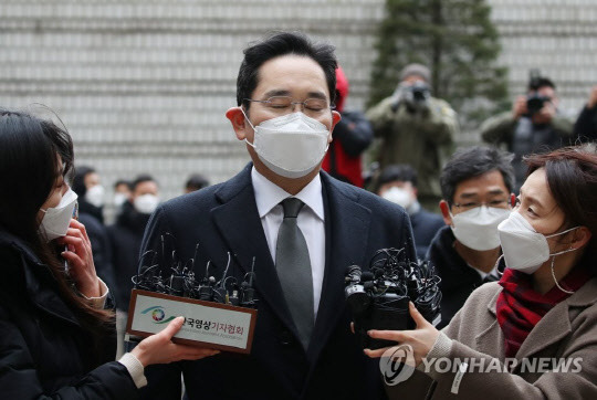 이재용 삼성전자 부회장이 지난 18일 오후 서울 서초구 서울고등법원에서 열린 '국정농단' 사건 파기환송심 선고 공판에 출석하며 법정으로 향하는 모습(연합뉴스 제공)