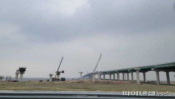 새만금 동서도로에서 바라본 '남북도로' 공사현장. 사진=김도우 기자