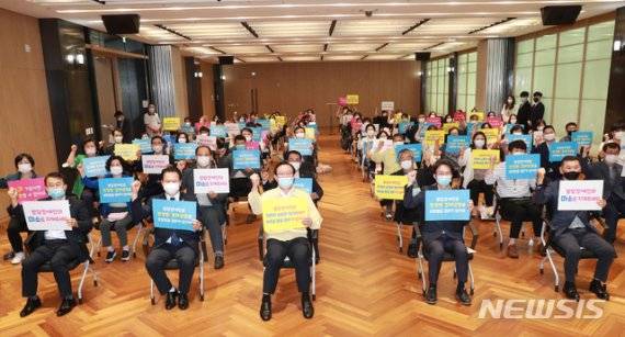 울산광역시지적발달장애인복지협회(회장 손봉락) 주관으로 열린 제22회 울산시 지적발달장애인 복지대회에서 송철호 울산시장, 박병석 시의회 의장, 장애인단체 관계자등 참석자들이 발달장애인의 권리선언을 담은 손 팻말을 들고 기념촬영을 하고 있다. (사진=울산시청 제공) /사진=뉴시스