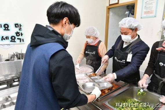 정동균 양평군수 장애인복지관 급식배부. 사진제공=양평군