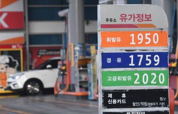 전국 주유소 휘발유 가격이 9주 연속 상승했다. 한국석유공사 유가정보서비스 오피넷에 따르면 1월 셋째 주 전국 주유소 휘발유 평균 가격은 지난주보다 7.9원 오른 L당 1447.2원을 기록했다. 24일 서울의 한 주유소에서 휘발유와 경유가 1950원, 1759원에 판매되고 있다. 사진=김범석 기자