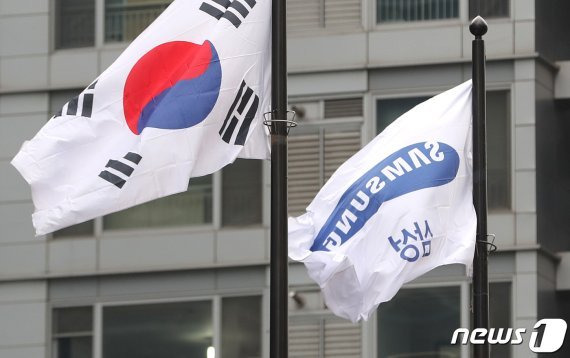 이재용 부회장 공백이 앞으로 삼성전자의 앞 날에 어떻게 작용할 지 귀추가 주목된다. 지난해 영업서울 서초동 삼성전자 서초사옥에 걸린 태극기와 삼성 깃발의 모습. /뉴스1